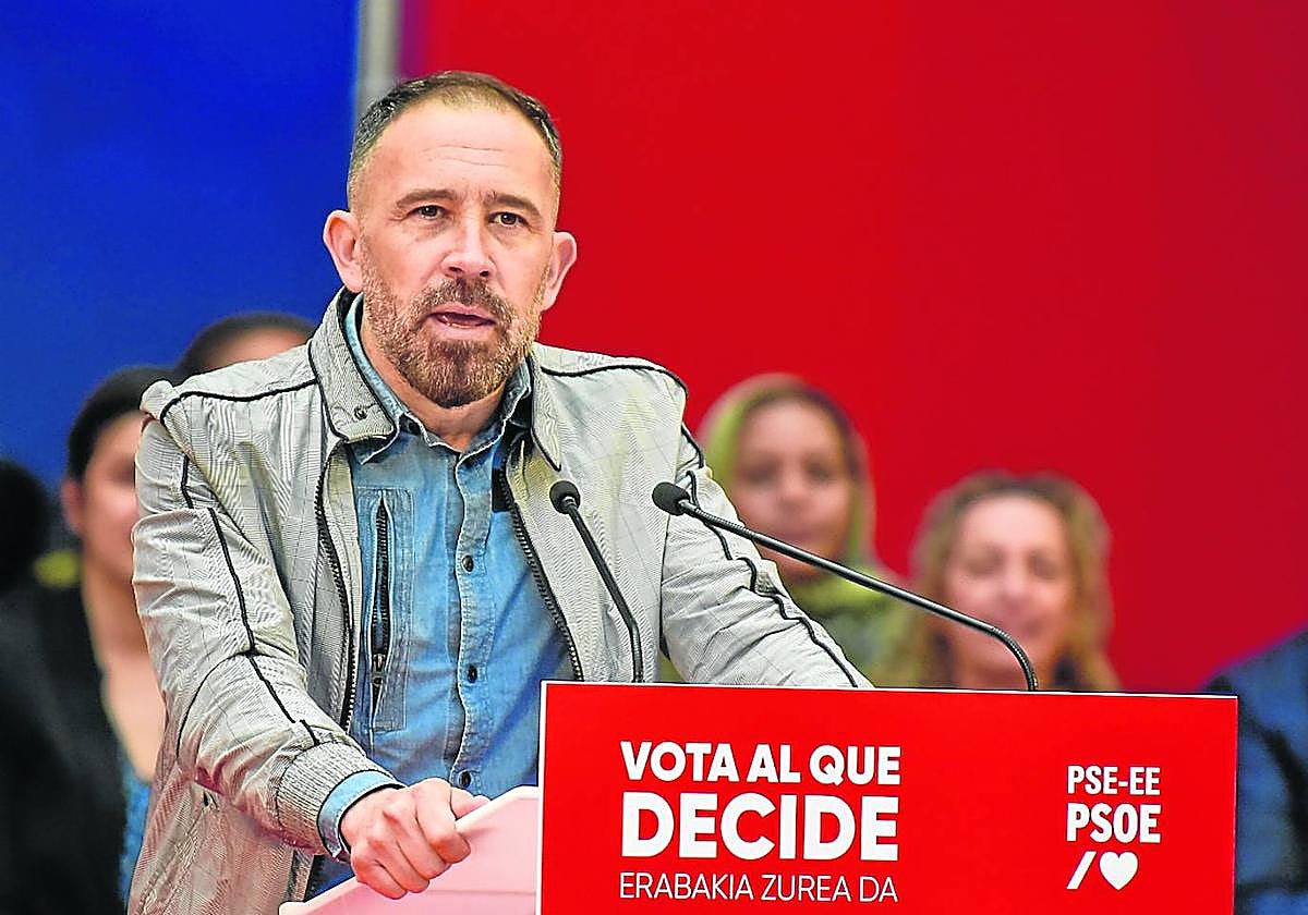 Itxaso interviene en un acto como candidato del PSE en la campaña de las autonómicas