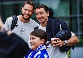 Álex Remiro y Mikel Oyarzabal posan junto a la joven aficionada de la Real Sociedad alemana.