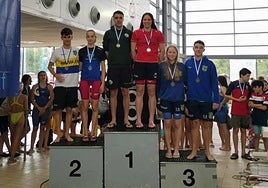 Paula Calvo, en lo alto del podio como mejor nadadora infantil.
