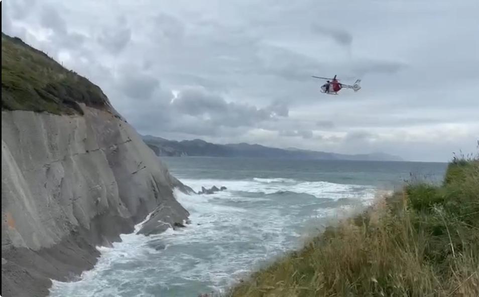 Imagen principal - Rescatada una mujer con un helicóptero en el flysch de Zumaia