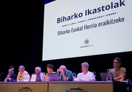 El equipo directivo de Ikastolen Elkartea, durante la séptima asamblea, celebrada en Pamplona.