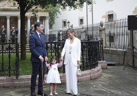 Imanol Pradales con la makila junto a su hija y su mujer.