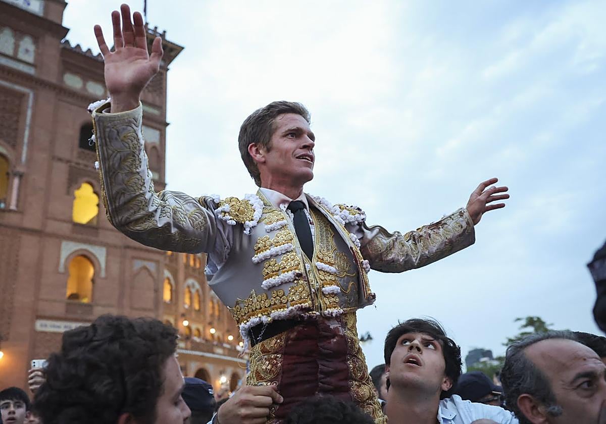 Salida a hombros de Borja Jiménez en la Feria de San Isidro, en Las Ventas.