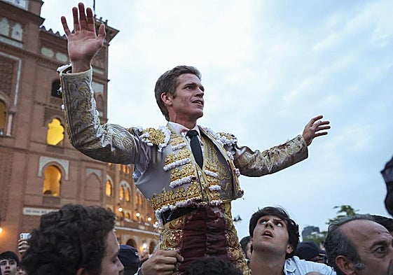 Salida a hombros de Borja Jiménez en la Feria de San Isidro, en Las Ventas.