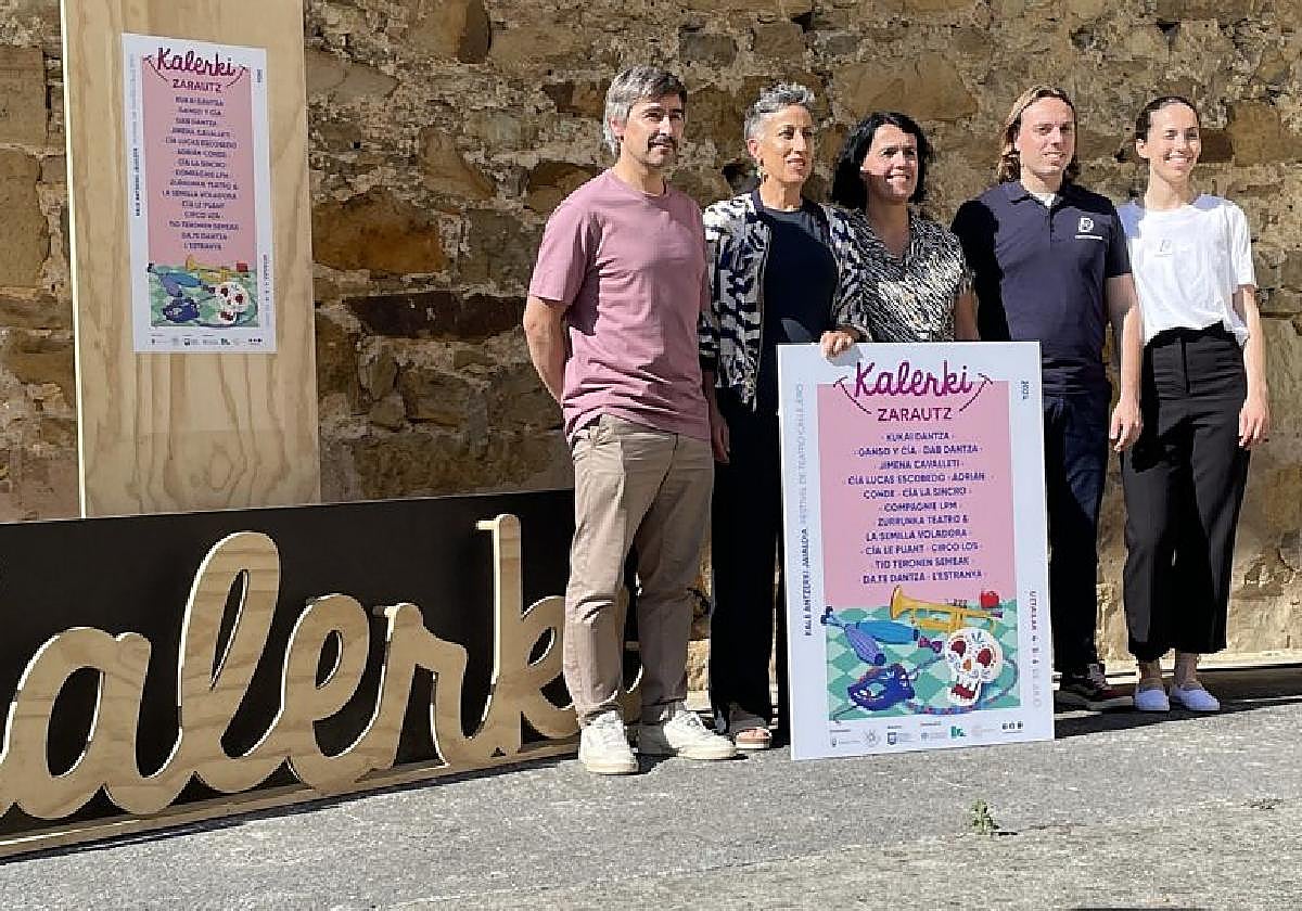 Santa Klarako atarian egin zuten 2024ko Kalerkiren aurkezpena, kultur ordezkariak eta emanaldi batzuetako partaideak elkarrekin.