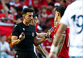 Eder Mallo Fernández dialoga con un jugador durante el partido.