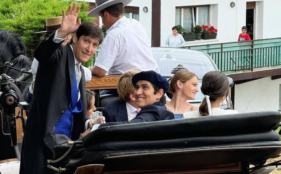 Imagen principal - Los Zuloaga se reúnen en Zumaia en una boda de revista