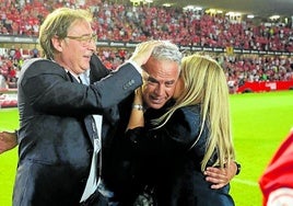 Loren abraza al entrenador Pellicer sobre el césped del Nástic.