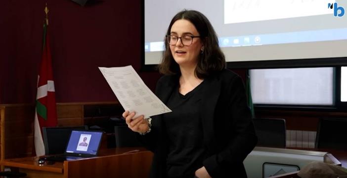 Iruri Altzerreka kantuan.