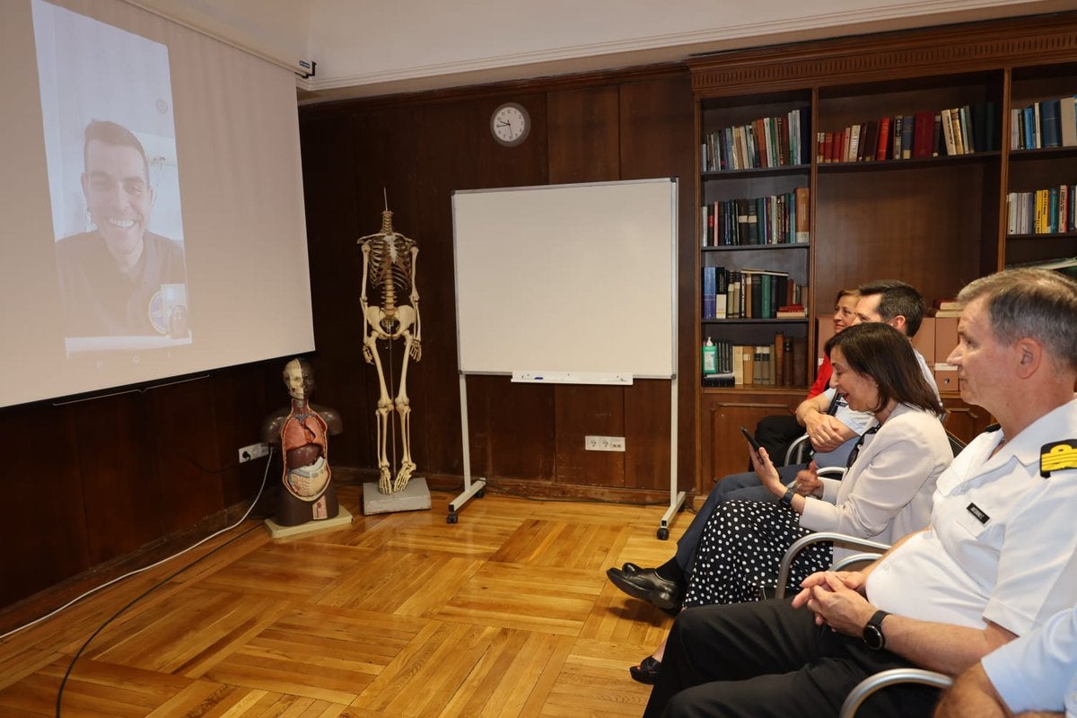 Videollamada este lunes con Álex García de la ministra Margarita Robles y la UMAER.