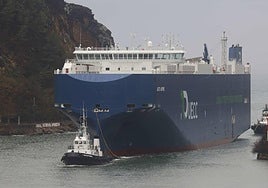 Un megabuque con coches llega al Puerto de Pasaia