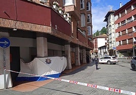 La Ertzaintza ha precintado la zona de la calle Olarte de Arrasate en la que ha aparecido el cadáver.
