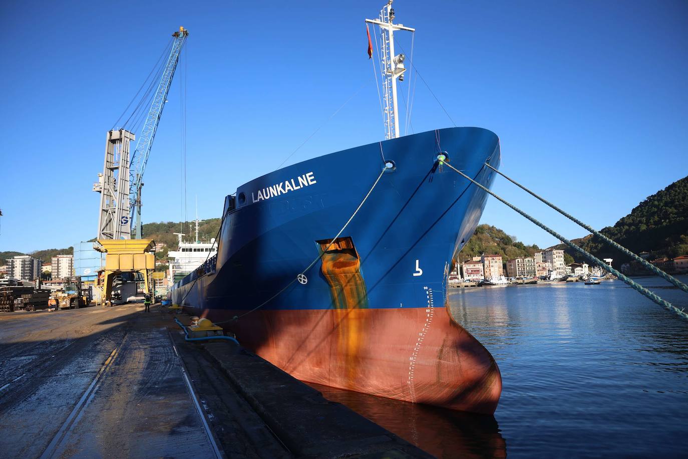 Un barco fondeado en los muelles del Puerto de Pasaia.