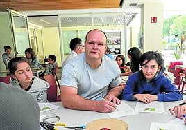 Stepan Tsirkin resuelve problemas matemáticos en una de sus clases de los domingos.