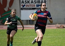 Alyssa Porter se escapa de una jugadora del Ghenova Cocos en un partido de la primera jornada de la Copa de la Reina.