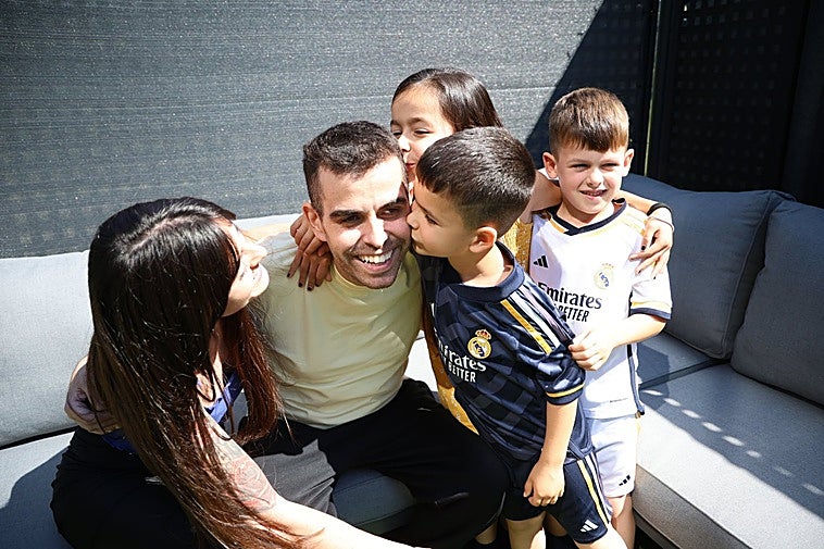 Álex García recibe un beso de sus hijos Elaia y Liam -que se llevaron una gran sorpresa al ver a su aita en casa-, en presencia de su pareja, Usoa, y su sobrino Hugo, a su llegada al hogar familiar en Lasarte-Oria. Fotos: josé mari lópez