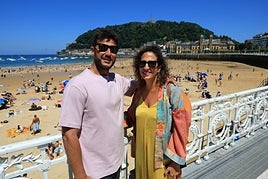 Los andaluces Andrés García y Marta Román, en el Paseo de La Concha, han vuelto a Donostia después de 20 años.