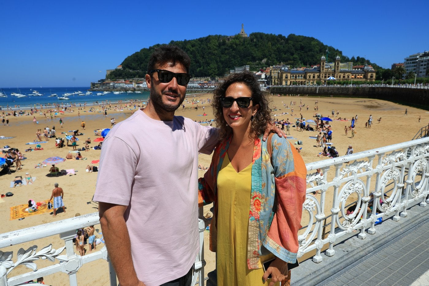 Los andaluces Andrés García y Marta Román, en el Paseo de La Concha, han vuelto a Donostia después de 20 años.