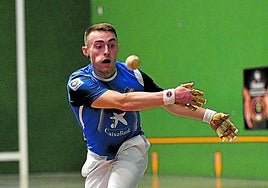 Iker Salaberria lanza una dejada al ancho este martes en el frontón de Hernani.