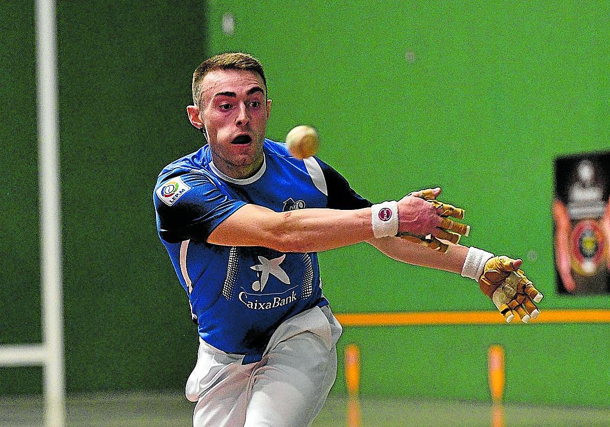 Iker Salaberria lanza una dejada al ancho este martes en el frontón de Hernani.