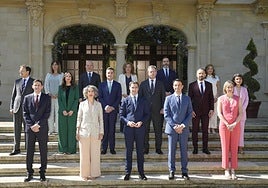 El lehendakari, Imanol Pradales (c), posa junto a los quince consejeros del nuevo Gobierno Vasco.