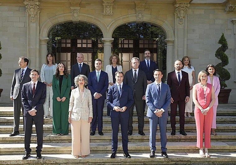 El lehendakari, Imanol Pradales (c), posa junto a los quince consejeros del nuevo Gobierno Vasco.