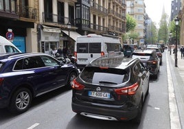 Vehículos circulando por la calle Hernani, dentro de la futura Zona de Bajas Emisiones.