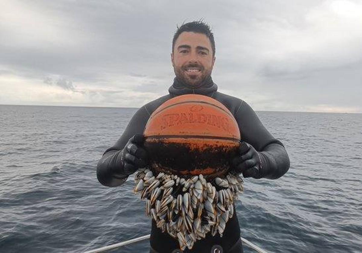 Alan Imaz posa junto al balón.