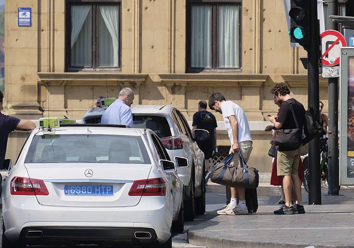Taxistas reciben a sus clientes junto al Boulevard donostiarra.