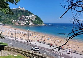Cientos de bañistas han acudido hoy a los arenales donostiarras para disfrutar del sol y del calor.