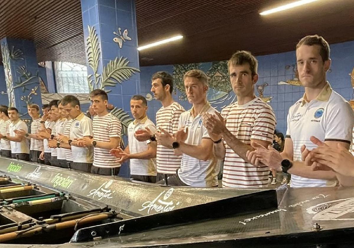 Esperantzako arraunlariak banan bana aurkeztu zituzten Berdura Plazan txalo artean.