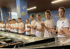 Esperantzako arraunlariak banan bana aurkeztu zituzten Berdura Plazan txalo artean.