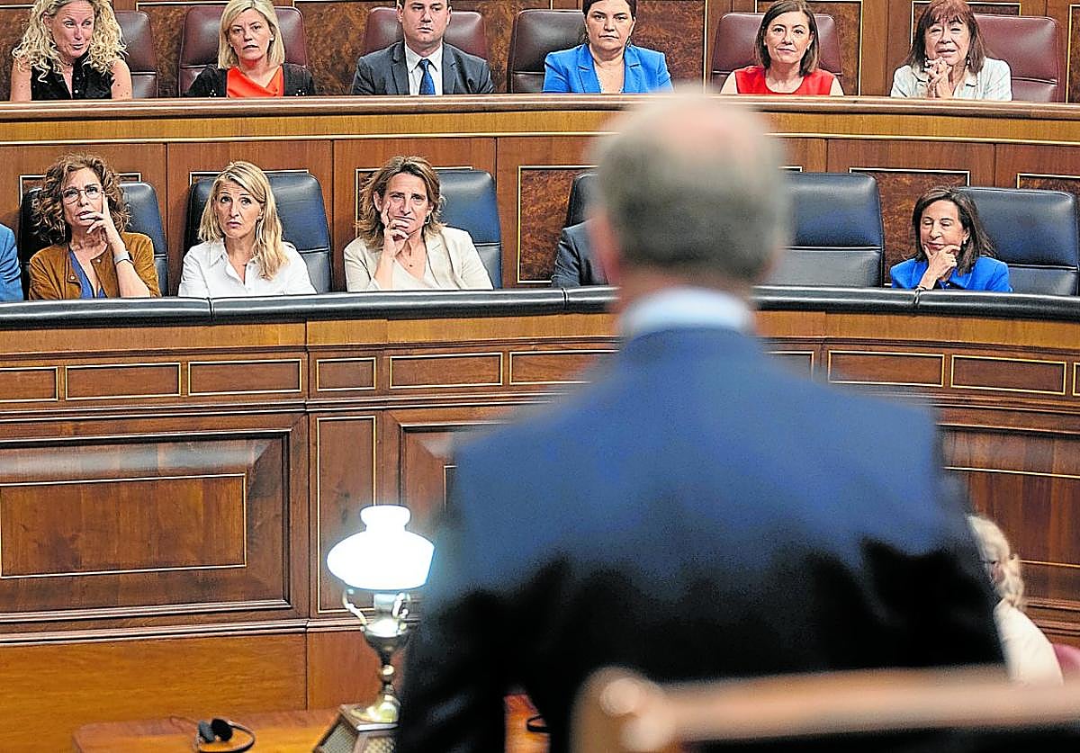 El presidente del Gobierno, Pedro Sánchez, escucha la intervención del popular Alberto Núñez Feijóo, durantela sesión de control de ayer.