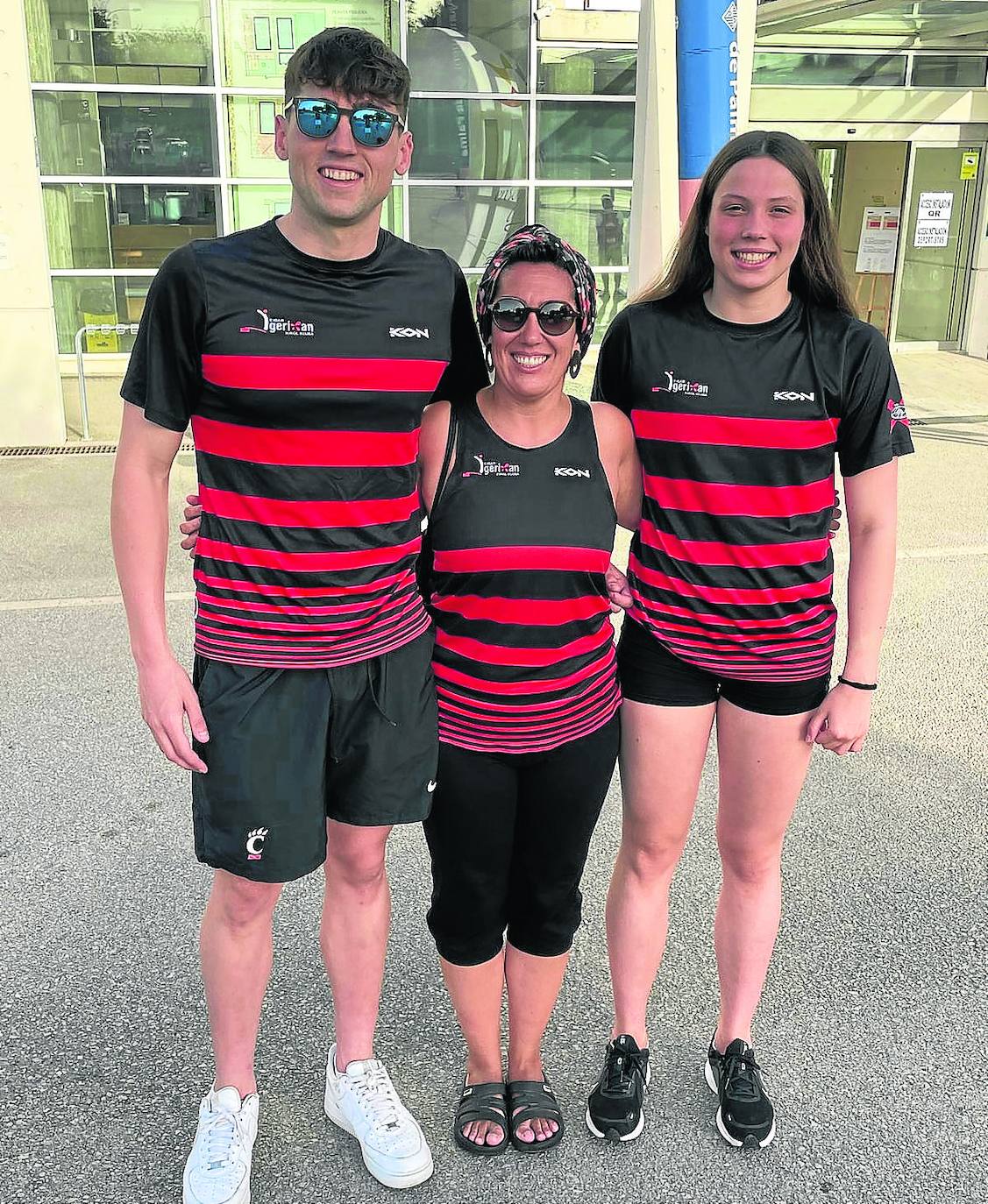 Jon Osa y Paula Calvo flanquean a Deyane Hernández.