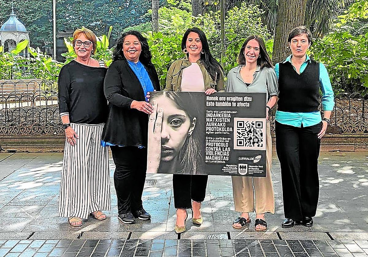 La diputada Azahara Domínguez en el centro de la foto durante la presentación del protocolo