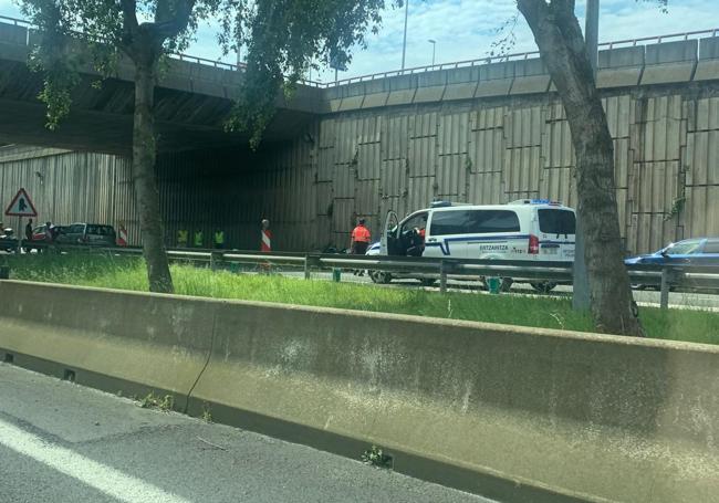 Una patrulla de la Ertzaintza controla la zona, a la entrada del túnel de Altamira.