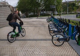 Un ciudadano aparca su bicicleta eléctrica.