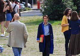 Diana, encarnada por Patricia López Arnaiz, en el campus universitario, la escena de 'Singular' que este miércoles se rodó en Donostia.