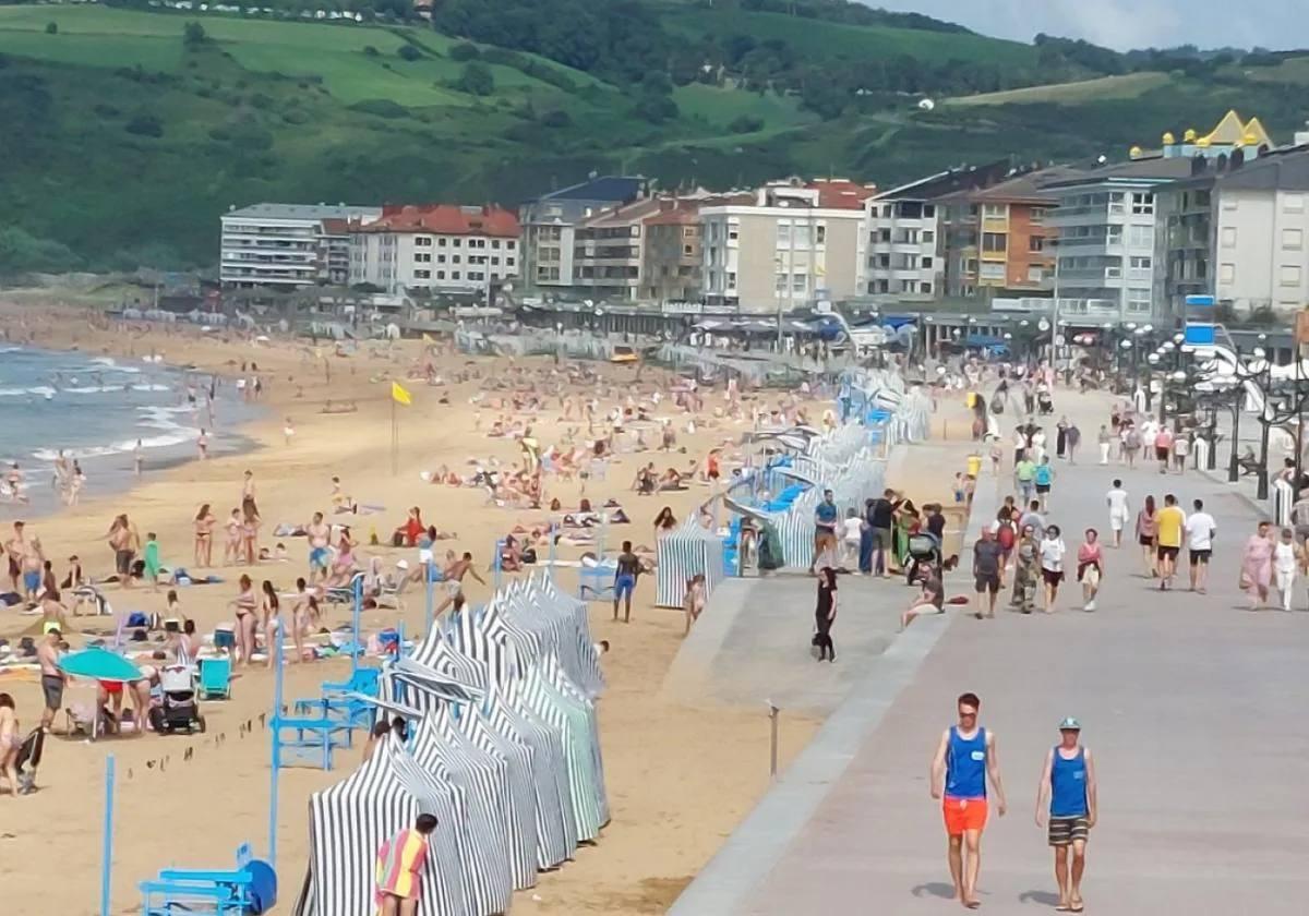 La playa de Zarautz, elegida la mejor de España según los lectores de Condé Nast Traveler.