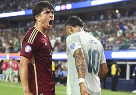 Jon Mikel Aramburu, ruge delante del mexicano Alexis Vega tras una acción defensiva.