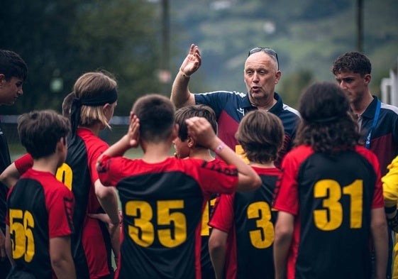 Un entrenador les da las últimas instrucciones a su equipo en la Donosti Cup.