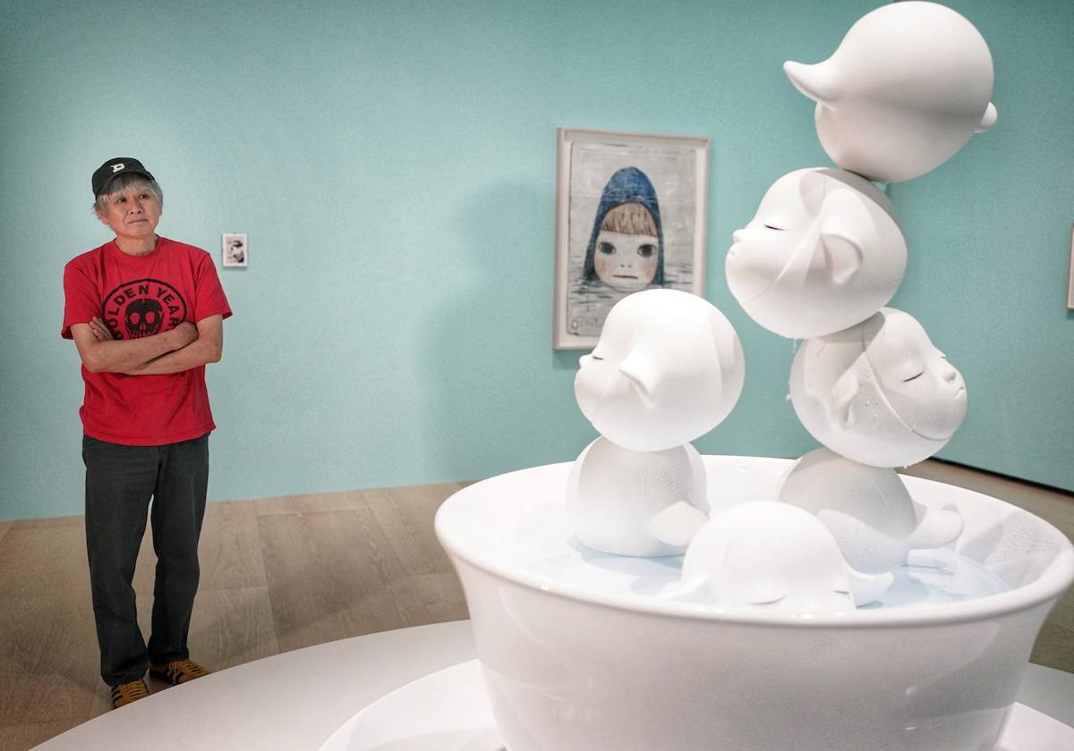 Yoshitomo Nara ante una de sus esculturas instalada en el Guggenheim.