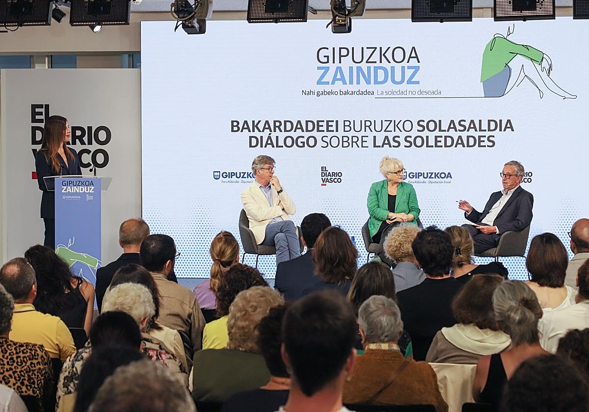 Gurutz Linazasoro, Aizpea Goenaga y Joaquín Fuentes dialogan sobre las soledades durante el encuentro moderado por la periodista Laura Chamorro.
