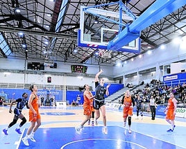 Becky Massey lanza a canasta en un choque ante el Valencia disputado en el Josean Gasca.
