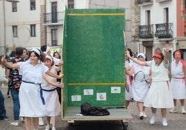 La cuadrillas disfrazadas, junto a los trikitilaris y el 'alkate txiki' Xabat Askasibar llegaron a una Plaza repleta para abrir las fiestas tras recibir la 'makila'.