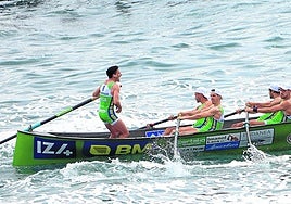 La trainera bidasoarra navega por la bahía donostiarra en el Campeonato de España