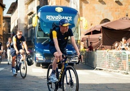 Vingegaard, en Florencia ante el autobús de su equipo, donde se lee 'Renacimiento'.