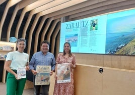 Irune Urbieta, Xabier Txurruka y Leire Arana presentaron ayer el programa de verano en Turismo.