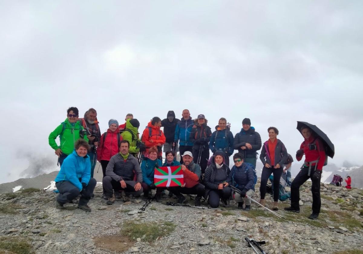 Participantes de la reciente salida organizada por Goierri K.E. en la Moleta, a 2.572 metros, en Canfranc-Pirineos.