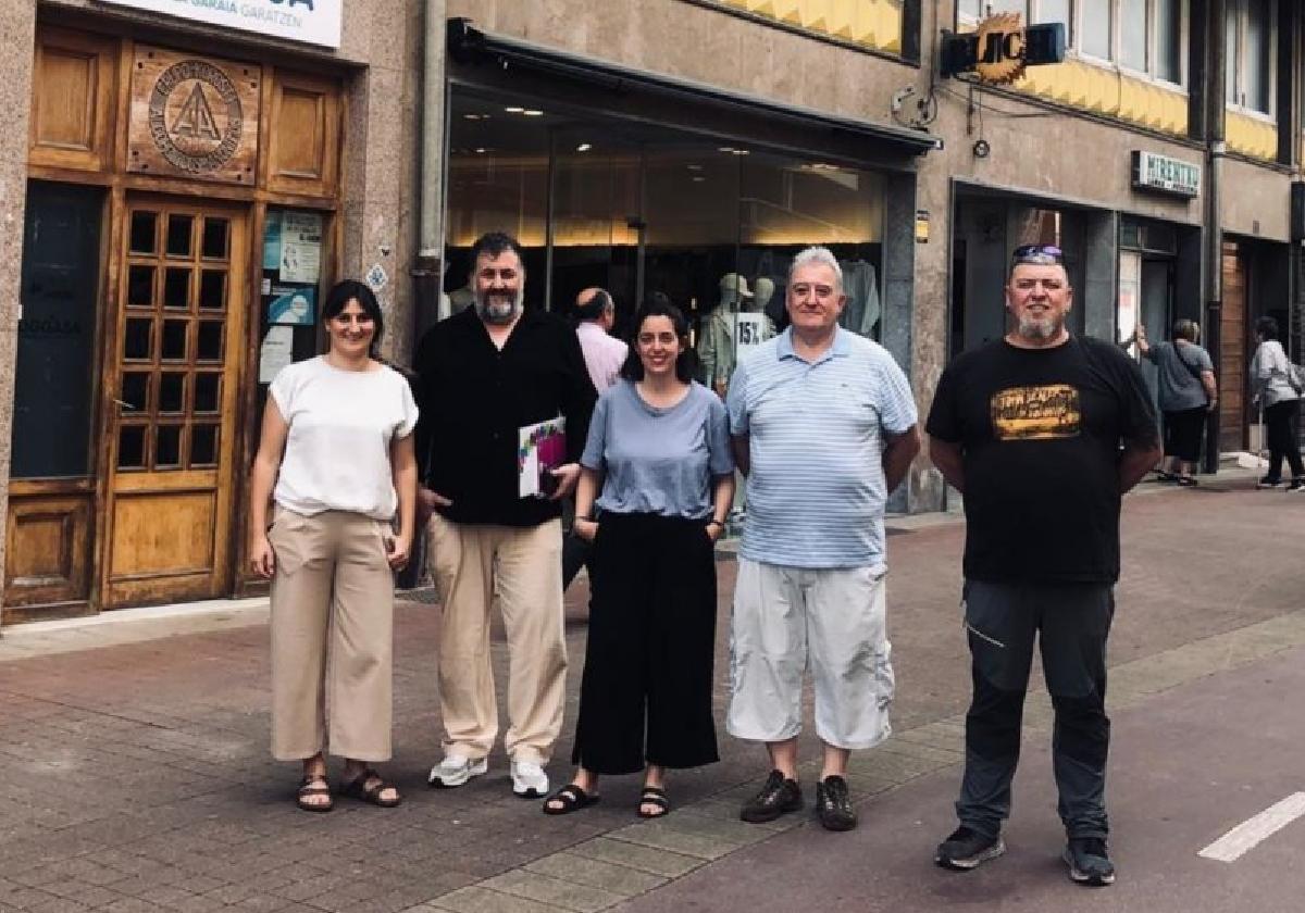 El grupo municipal de EH Bildu en la calle Patrizio Etxeberria, uno de los ejes clave del comercio local.